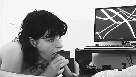 Yatmadan önce penis emmek beni çok rahatlatıyor, tercih ettiğin bakış açısını söyle