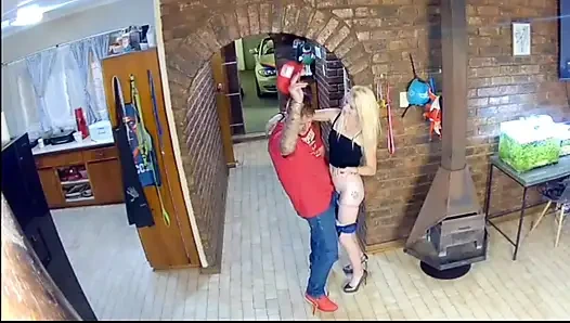 Mergokin suamiku selingkuh sama cewek hot rambut pirang