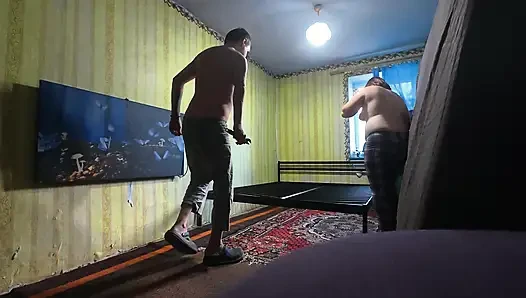 Kamera arkası, kesilmemiş. Yeni bir seks yatağı inşa ediyoruz