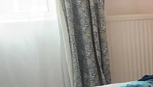 Milf steigt auf das bett für harten BBC-doggystyle
