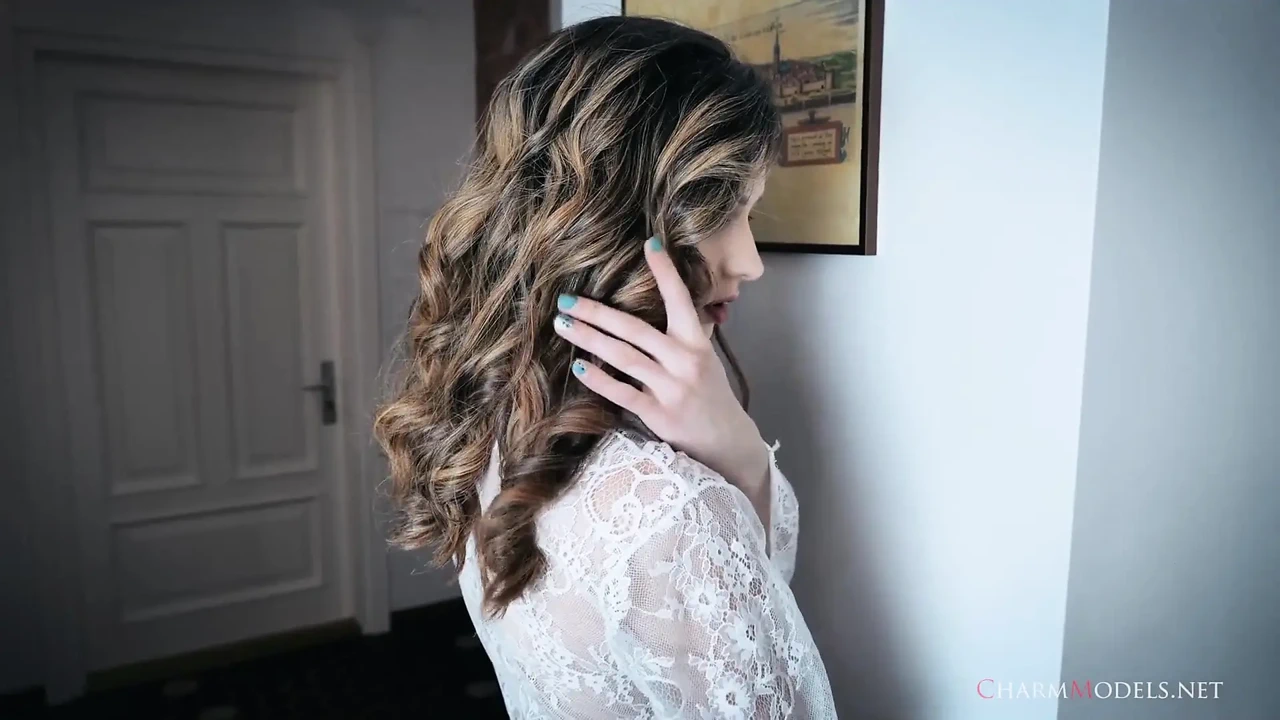 Josie喜欢裸露乳房的白人天使