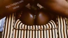 Tsbronx - travesti negra folla en una silla