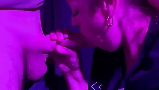 Жена шлюшка и незнакомец в любительском видео