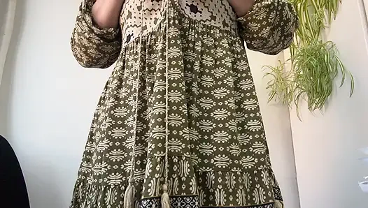 Ibu tiri sange dengan stoking seksi dan sepatu hak tinggi lagi asik masturbasi dan ngentot kakinya di atas meja