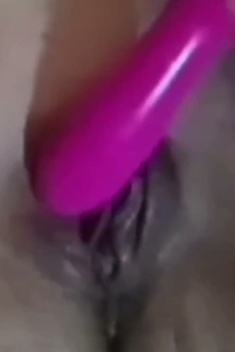 成熟的西班牙女性拥有大自慰