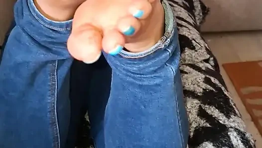 Remain ignored at my stinking and dirty feet