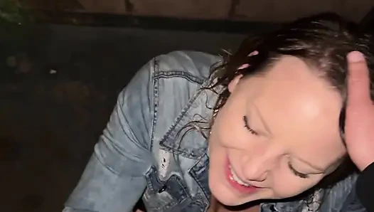 Ateşli evli kadın bara gidiyor ve yağmurda ördeği emiyor ve sonra sikilmek için eve gidiyor