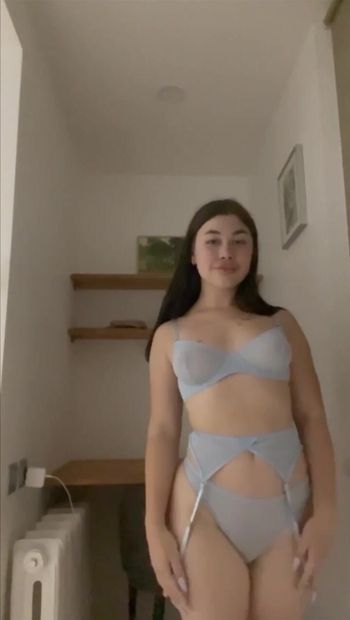 Een sappige babe met een grote kont danst een striptease en plaagt met haar tieten