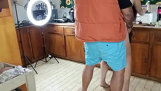 Salata yapmaya çalıştı ve sonra biraz yarak yedi