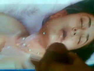 Éjaculation sur le visage et les seins de Kareena Kapoor