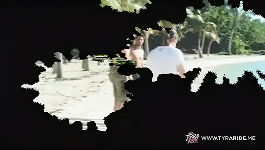 Блондинка в машине во время съемки фильма с экипажем на нудистском пляже