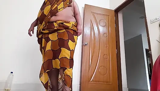 Karısı evde yokken kayınvalidesi Gujarati'nin seksi annesini sikiyor