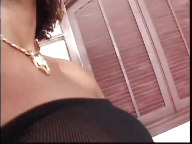 Uzun yaraklı çikolata travesti beyaz götünü zevkle kaşıklıyor