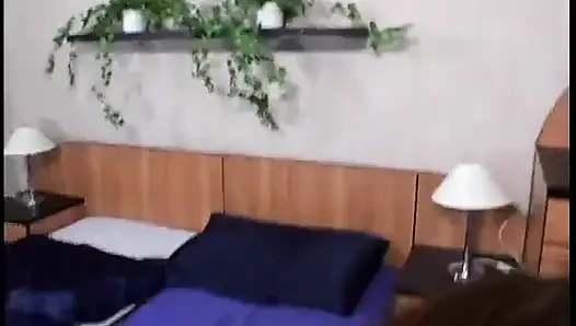 Brünette nimmt schwanz in ihre enge muschi, während sie auf dem bett liegt
