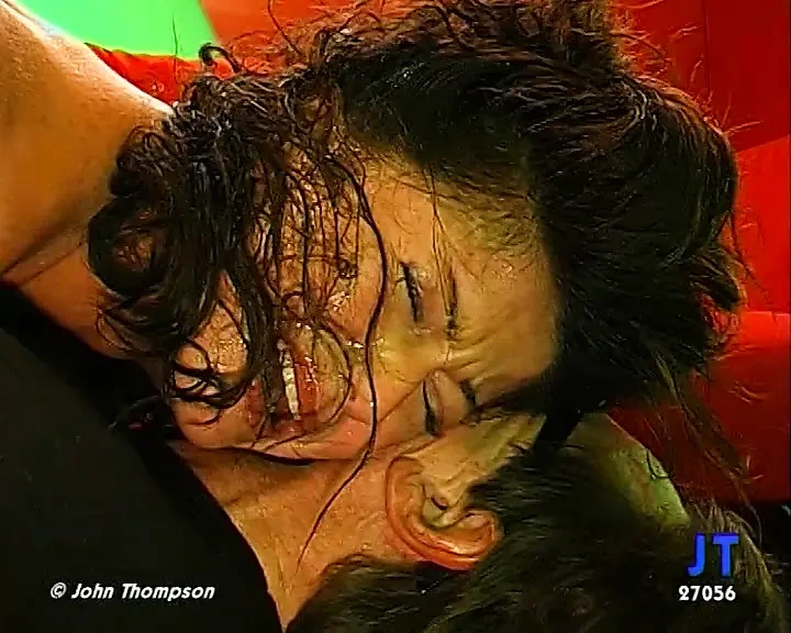 素人荡妇在狂野群交中被多根鸡巴干