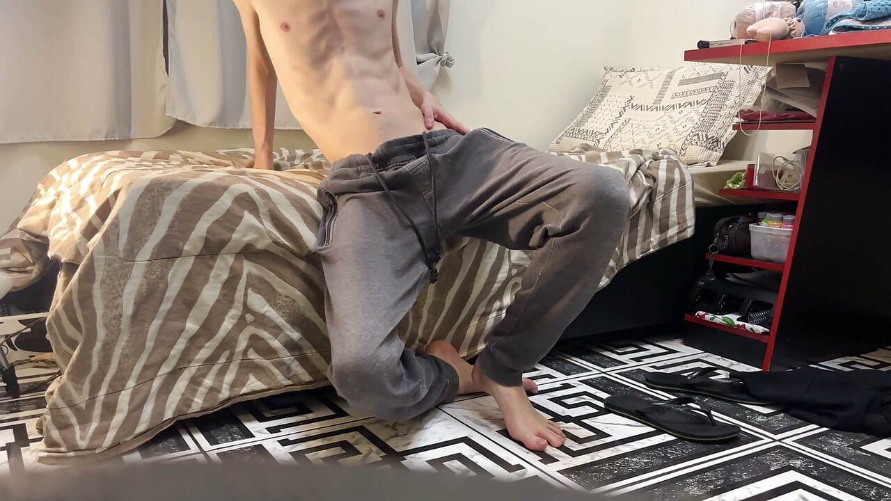 Zayıf twink vücudunu ve karnını vakumlayarak gösteriyor