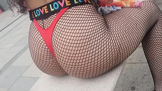 Brezilya sokak karnavalında gösteriş yapan çekici kız