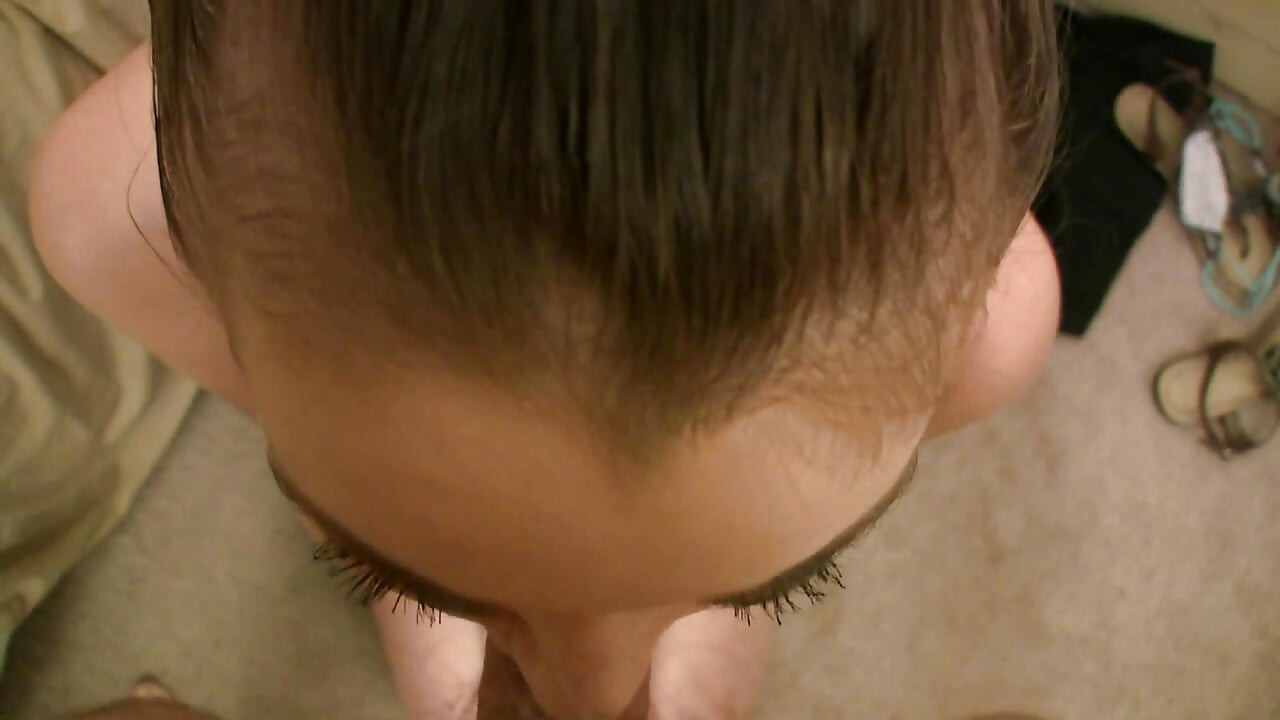 娇小的年轻婊子小奶子吮吸我坚硬的鸡巴：她我像天使, 像恶魔一样饥渴! !