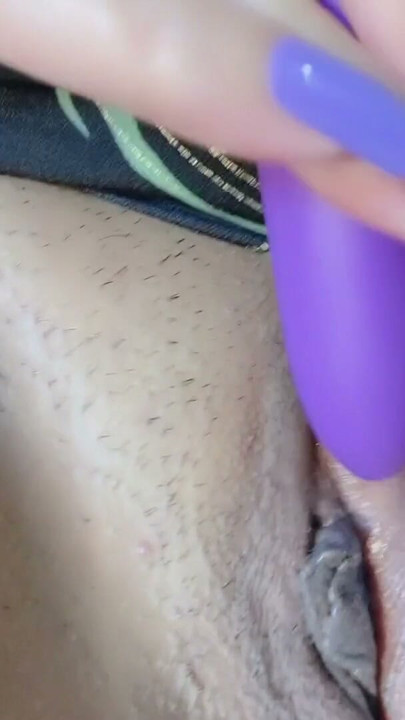 美麗印度女孩穿著紫色💜…用手指揉搓陰部並以按摩棒猛幹達到激烈高潮｜片段 1