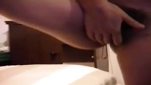 Latina zeigt sich vor stiefsohn, um ihn zum masturbieren und kommen zu bringen