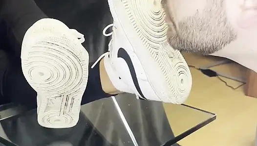 Pemujaan sneaker putih kotor - valeria night (tampak depan)