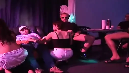 Reife brünette weit gedehnt in schlampiger gangbang-orgie