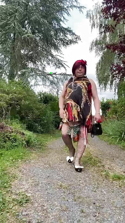 Oblečená v malých skládaných šatech na večer venku