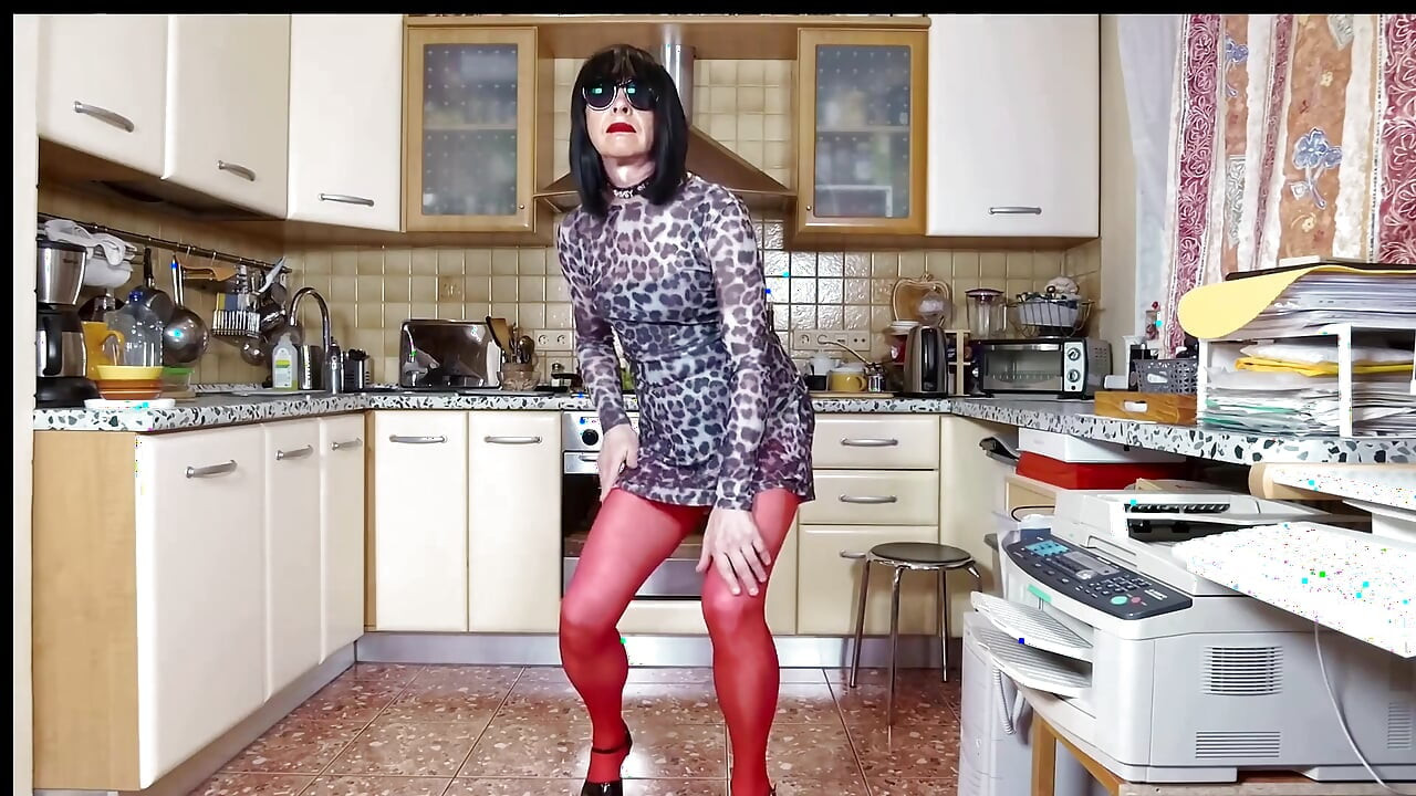 Najlonska sissy kurva Michelle kuha kasnu večeru i nastupa za pretplatnike web kanala