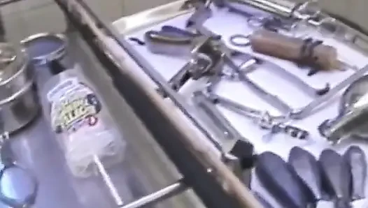 Sıska genç kız bağlıyken arkadan kırbaçlanıyor
