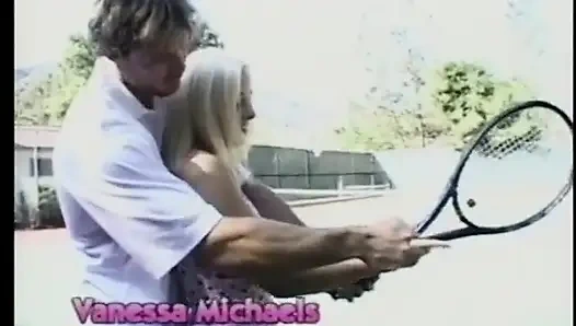 Gadis pirang dengan toket besar menunggangi kontol keras