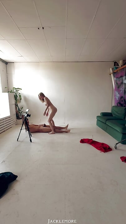 Bts Dolly Love, séance photo, suce et baise brutalement dans le studio