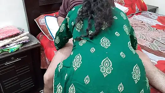 Индийская невестка дези получает бесплатную одежду, показывая ее сексуальную фигуру