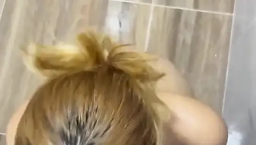 Mengisap Lezat Di Kamar Mandi