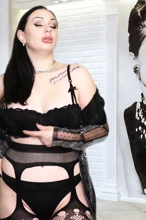 Ich werde deine Femininen öffnen und dich trainieren, wie eine echte Frau zu handeln!