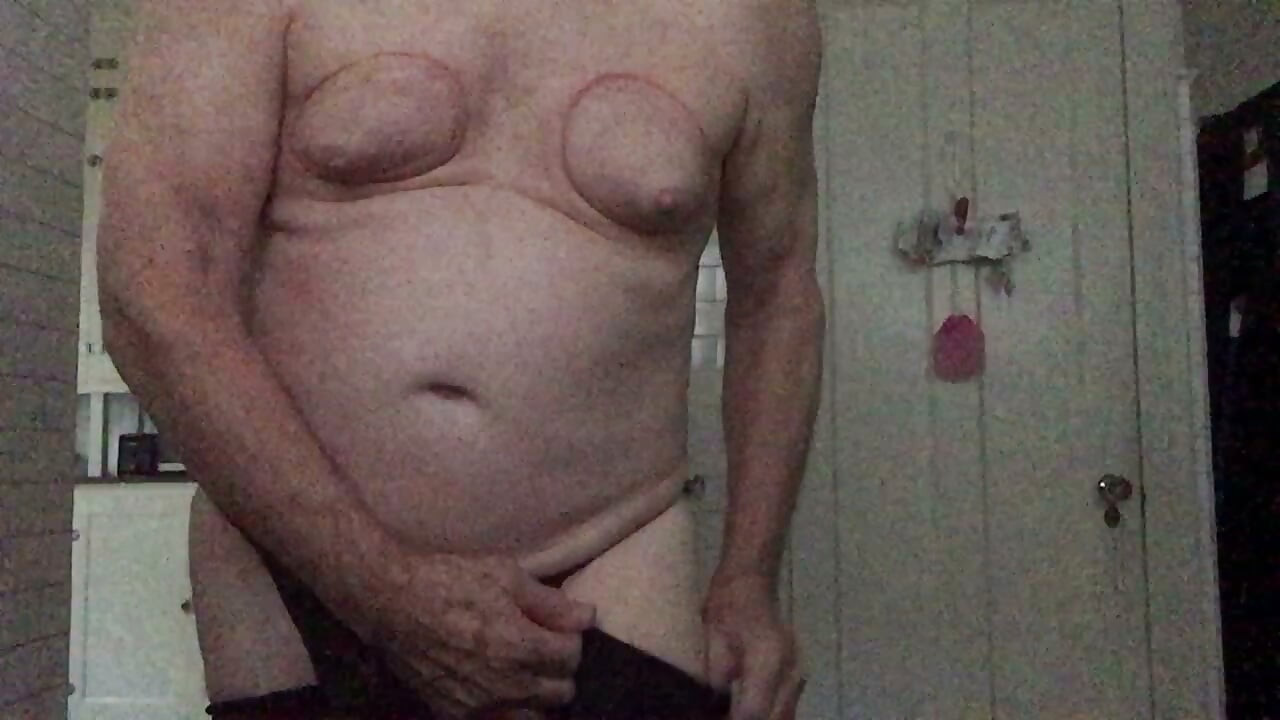 肿胀的奶子需要被操