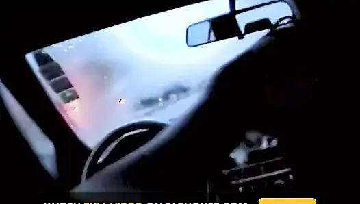 Извращённая милф хочет залезть в машину
