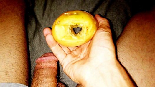 Masturberen climax. door aardappel voor vrouw voor manorgasme