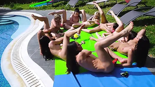 Pesta kolam renang remaja lesbian liar asli