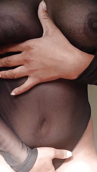 Mujer masturbándose placentero, incluso tiene orgasmos mientras se masturba. Pezones naturales