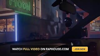 Милашку-полицейского трахают в переулке