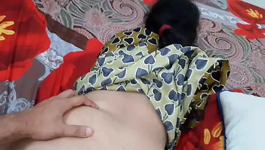 Üvey oğul odasında yalnızdı ve pantolonunu çıkarıyor ve mastürbasyon yapıyor