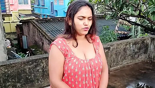 Tetangga melihat Komal merabanya, meraih tanahnya dan menariknya ke bawah, lalu kencing di atasnya