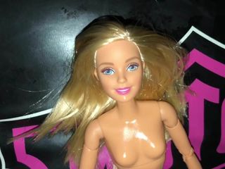 Feita para se mexer, a Barbie recebe uma gozada