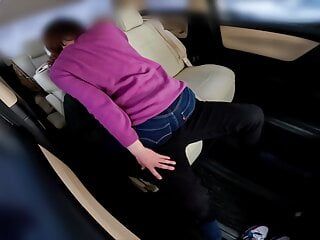 Una mujer hentai casada que recibe una corrida vaginal junto al coche de su marido y se va a casa