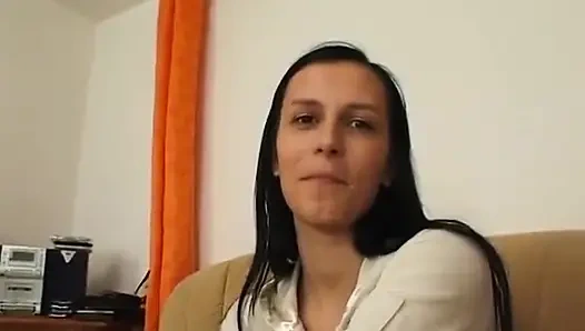 Красотка-брюнетка мастурбирует перед минетом в экшене в видео от первого лица