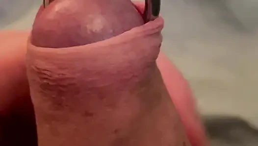 Sünnete piercing takıyor