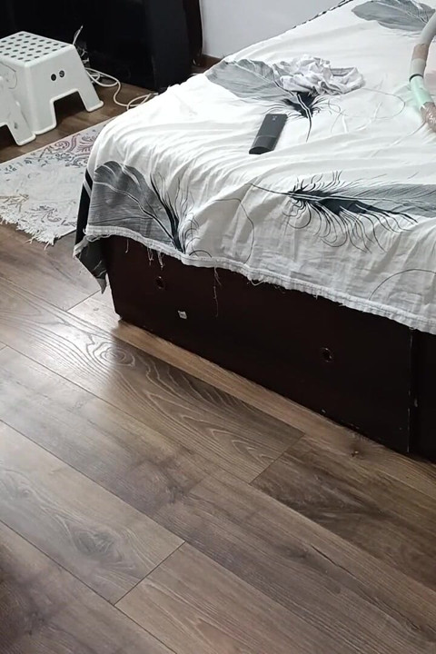 Istri nakal ini lagi asik olahraga sambil bugil di rumah!
