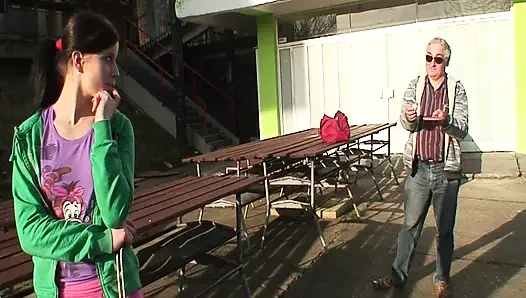 Ateşli esmer açık havada yaşlı adam tarafından yalanıyor ve parmaklanıyor