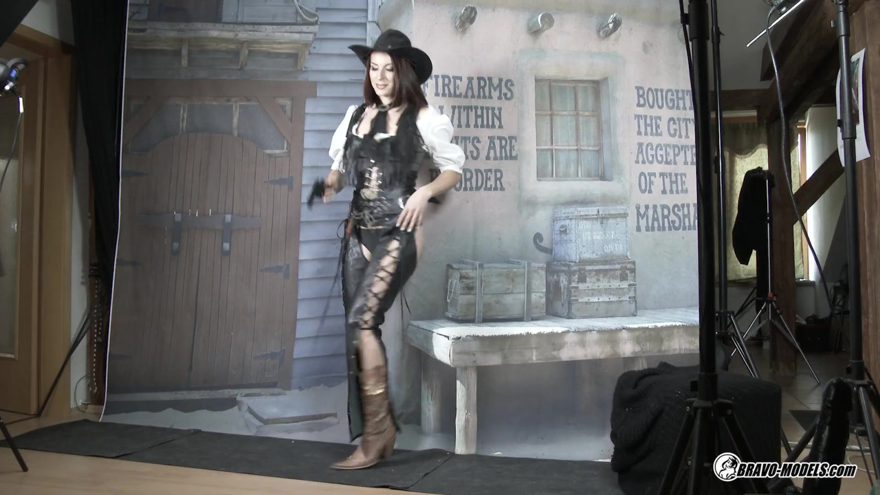 ヴィクトリア・ダニエルズ - 404 - バックステージのフォトシュート