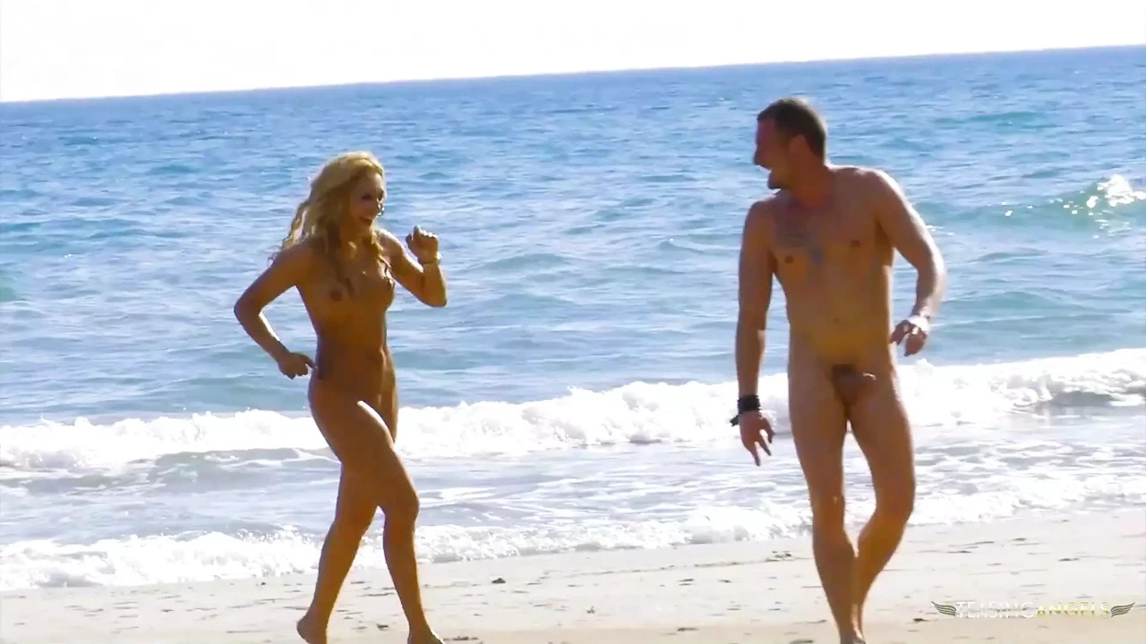 摄影师没有拍放松的照片，而是把金发女郎弯了下来